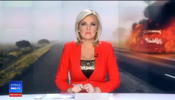 Scene de groază pe DN64. O mașină în care se aflau 5 oameni a luat foc în mers