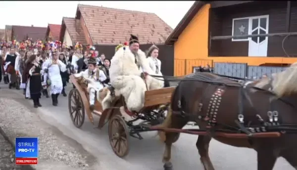 Ce fac tinerii de ”Butea Feciorilor”, un obicei transmis din generație în generație