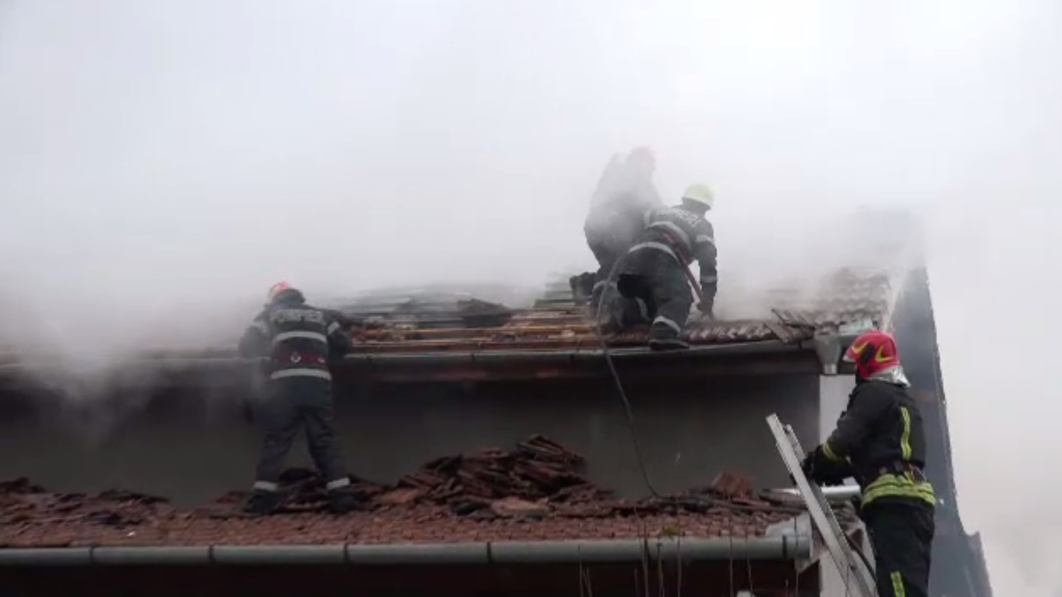 Familie rămasă pe drumuri chiar de Crăciun. Flăcări imense le-au distrus locuința