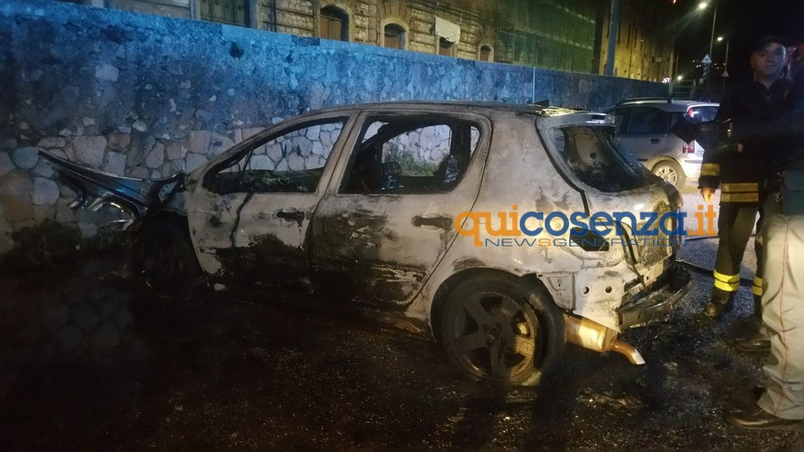 Maşina unor români din Italia,distrusă intenţionat. Cu cine ar fi avut băiatul o relaţie