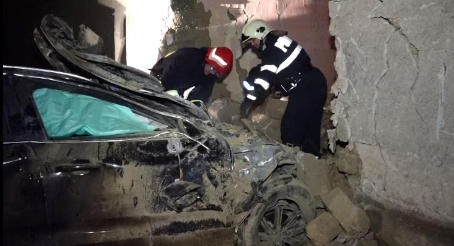 Un tânăr a murit după ce a intrat cu maşina într-o casă. "Am crezut că e un hoţ"