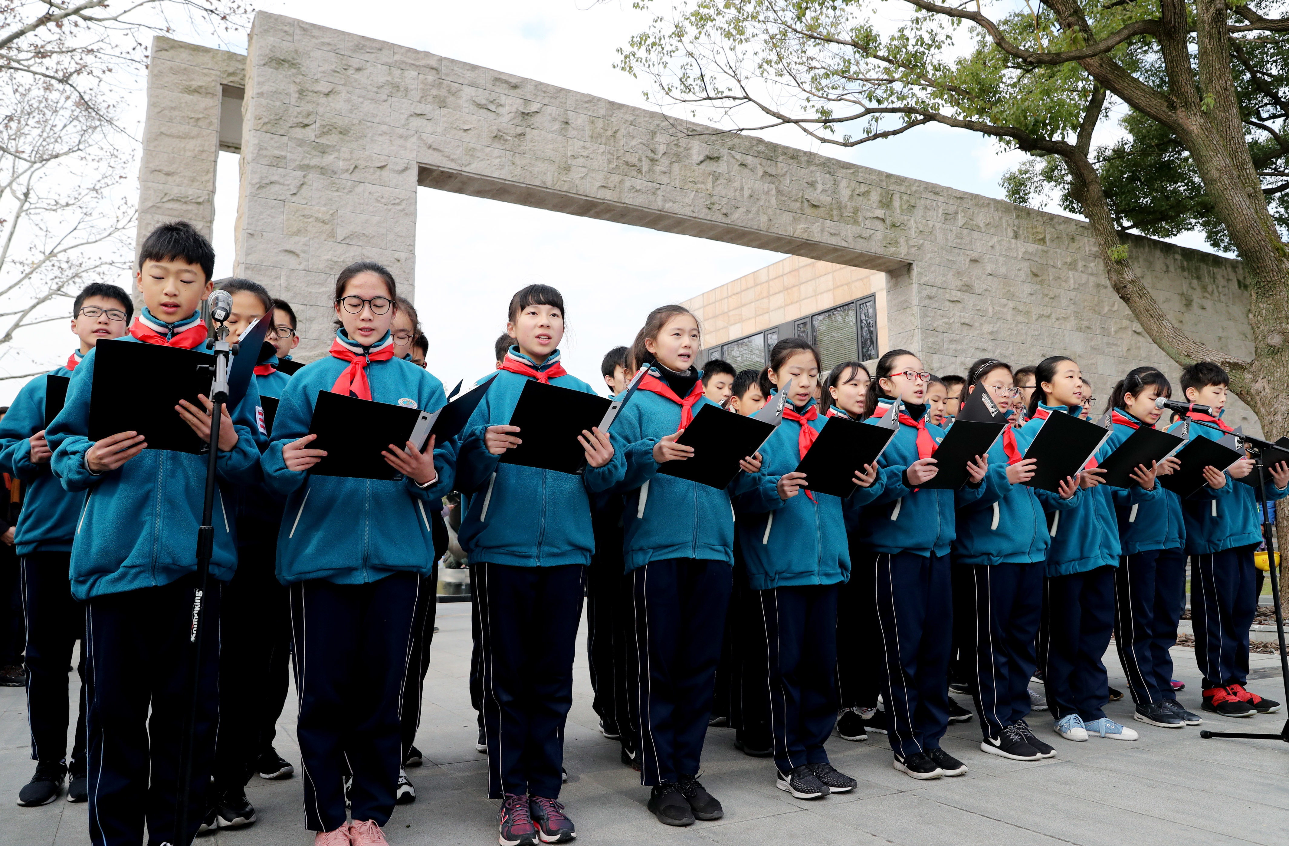 Școlile în care elevii sunt obligați să poarte uniforme ”smart”. Părinții primesc alerte