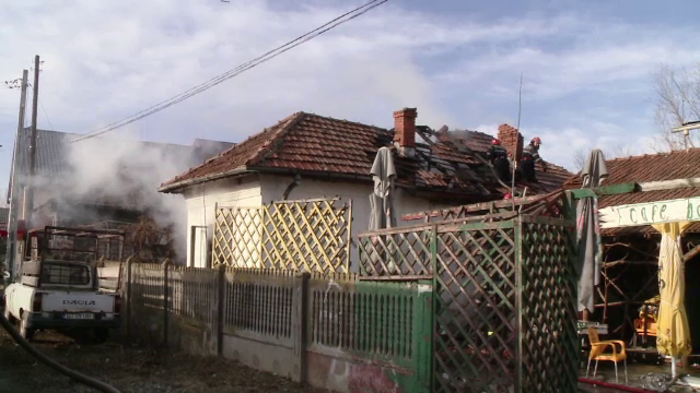 Mamă și fiică, la spital cu arsuri grave, după ce casa le-a luat foc