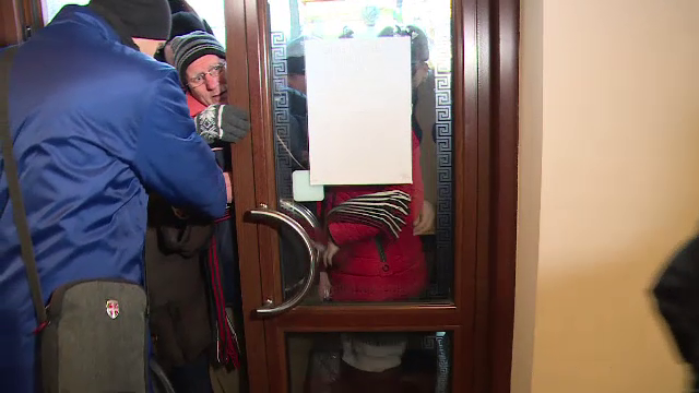 Imagini de la lupta pensionarilor pentru un loc la petrecerea de Revelion