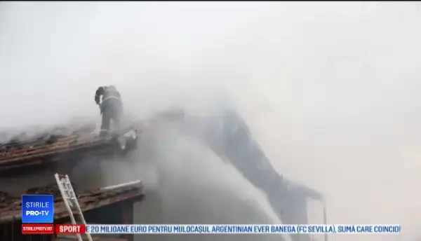 Familie rămasă pe drumuri chiar de Crăciun. Flăcări imense le-au distrus locuința