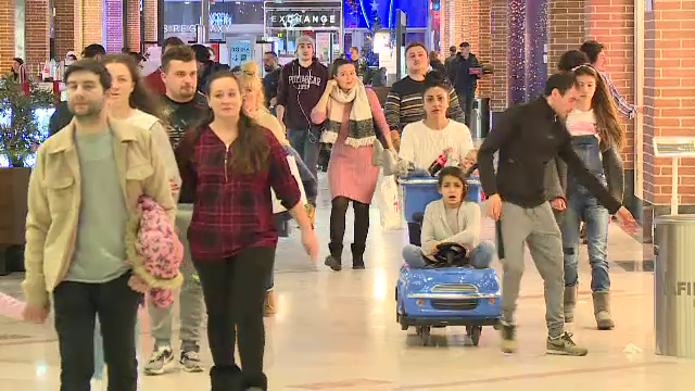 Aglomerație în mall-urile din Capitală: ”Facem pe ultima sută de metri nişte cumpărături”