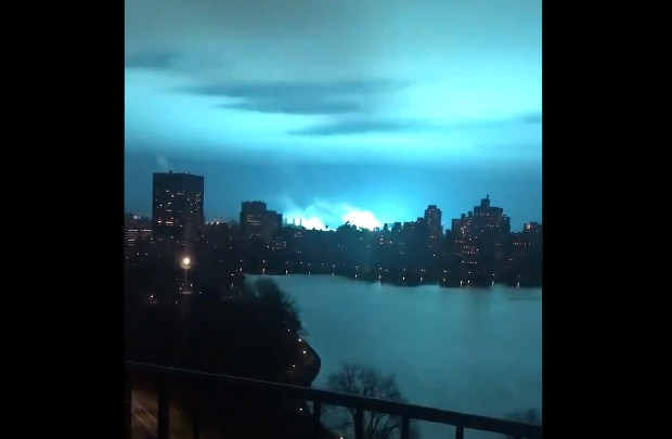 Lumină albastră stranie pe cerul New Yorkului. ”Au venit extratereştrii”. VIDEO