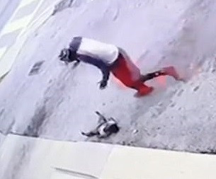 Momentul șocant în care o fetiță zboară din ATV-ul condus cu viteză de tatăl ei. VIDEO