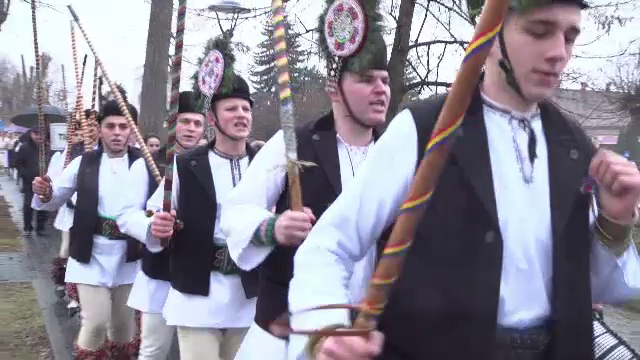 Reacția unor turiști spanioli când văd cetele de juni din Sibiu