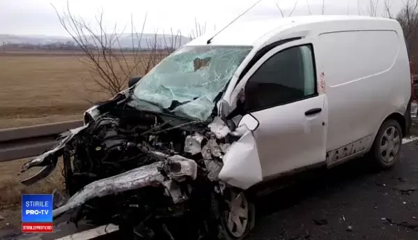 Microbuz plin cu pasageri răsturnat în Vaslui. A fost activat planul ROȘU de intervenție