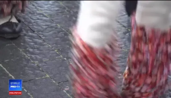 Reacția unor turiști spanioli când văd cetele de juni din Sibiu