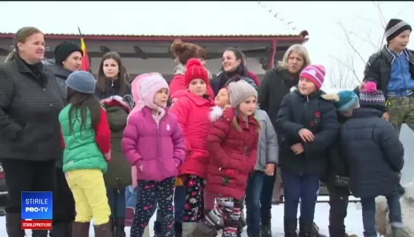 Asociaţia Tasuleasa Social împarte bucurie copiilor de la ţară. Ce surprize le-au pregătit