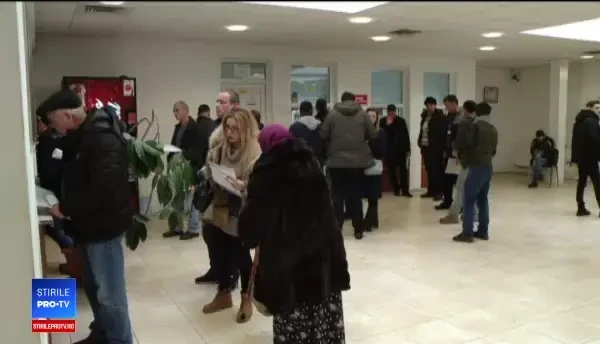 Românii din Italia au venit în ţară să-şi radieze maşinile. "Acolo ne cam vânează"