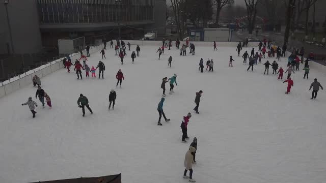 Orașul care se laudă cu un patinoar de 1500 de mp. Oamenii de toate vârstele fac mișcare pe gheață