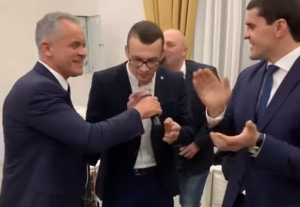 Șeful partidului de guvernământ din R. Moldova, filmat cântând manele. VIDEO