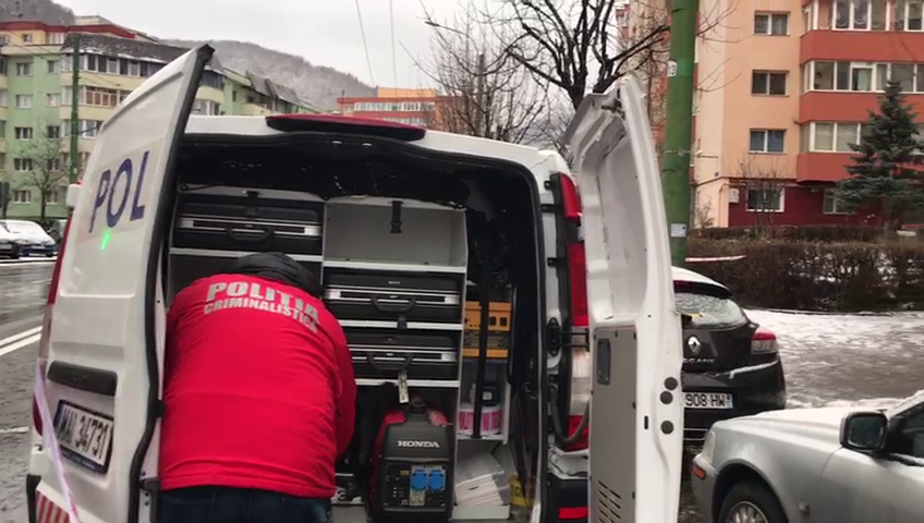 Sediul unei bănci din Brașov a fost spart. Atacatorii au aruncat în aer bancomatul