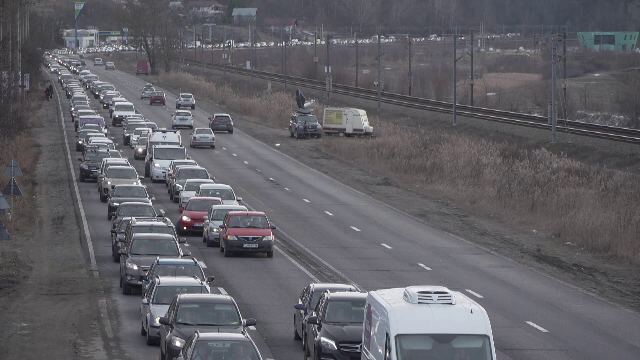 Cozi kilometrice pe A1 şi pe DN1, înainte de Paște. Avertismentul polițiștilor