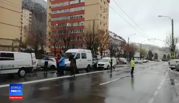 Șediul unei bănci din Brașov a fost spart. Atacatorii au aruncat în aer bancomatul