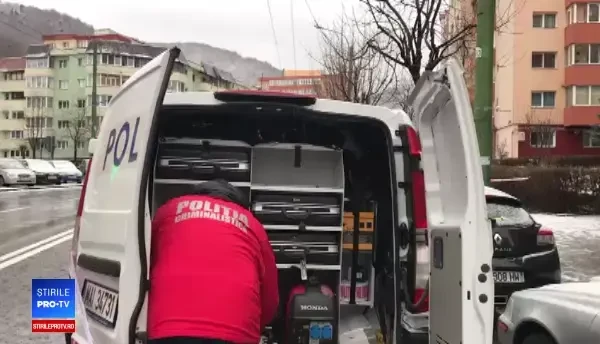 Sediul unei bănci din Brașov a fost spart. Atacatorii au aruncat în aer bancomatul