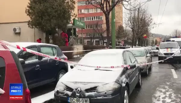 Sediul unei bănci din Brașov a fost spart. Atacatorii au aruncat în aer bancomatul