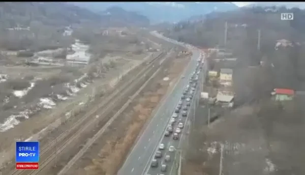 Mii de șoferi blocați pe DN1, în drum spre Brașov. ”Am găsit rută alternativă prin Ungaria”