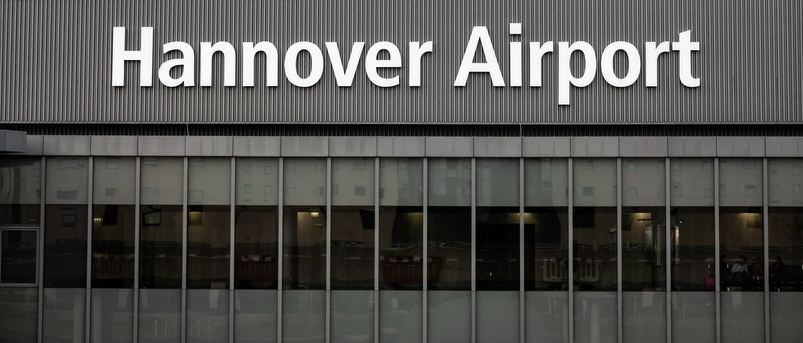 Ce a descoperit poliția despre șoferul care a intrat cu mașina pe aeroportul din Hanovra