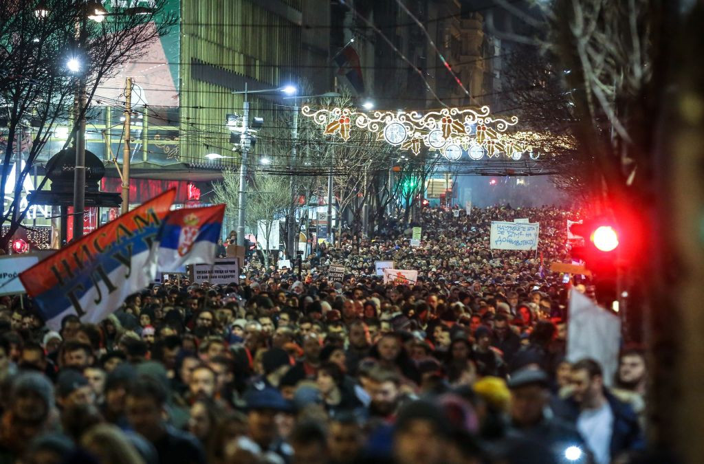 Protest cu 25.000 de oameni, la Belgrad. Oamenii, nemulțumiți de președintele Vucic. FOTO