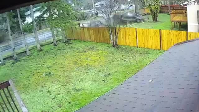 O camionetă a ajuns în dormitorul unei case, unde se afla o fetiță de 10 ani