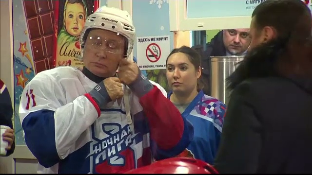 Vladimir Putin, vedeta unei partide de hochei din Piața Roșie. VIDEO