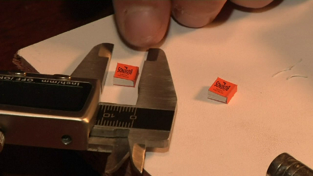 Cum arată cartea de poezii care poate fi citită doar cu lupa