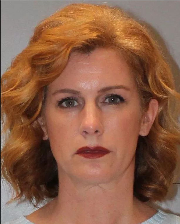 Mama unui elev, sunată de directoare. Aceasta i-a mărturisit că îi iubește fiul