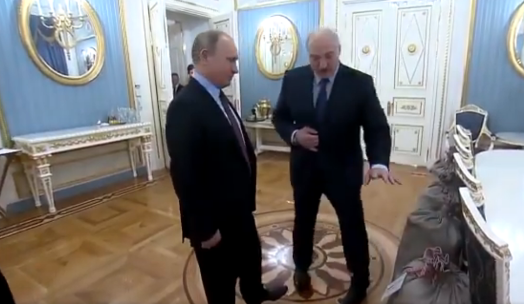 Lukashenko i-a adus slănină și 4 saci cu cartofi lui Putin. Reacția liderului rus