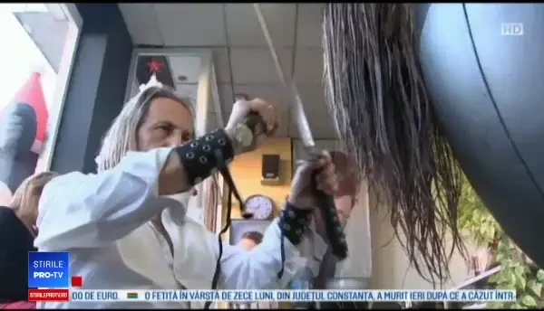 Hair-stylistul „ninja” care taie părul cu săbii și „gheare” metalice. ”Noi trăim pentru femei”
