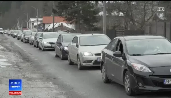 Turiști blocați ore în șir pe DN1, spre munte: ”În 40 de minute am făcut 3 kilometri”