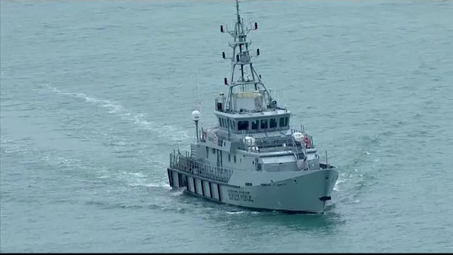 Guvernul britanic vrea să monitorizeze migranţii cu brăţări electronice. Surse The Times: „Deja facem asta"