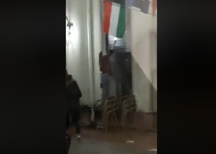 O tânără a încercat să dea foc steagului Ungariei, la Oradea. Ce a urmat. VIDEO