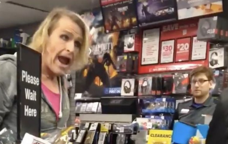 Reacția nervoasă a unei femei transsexual după ce un vânzător i s-a adresat cu „domnule”