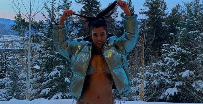 Kourtney Kardashian și Kendall Jenner s-au fotografiat în costum de baie în zăpadă