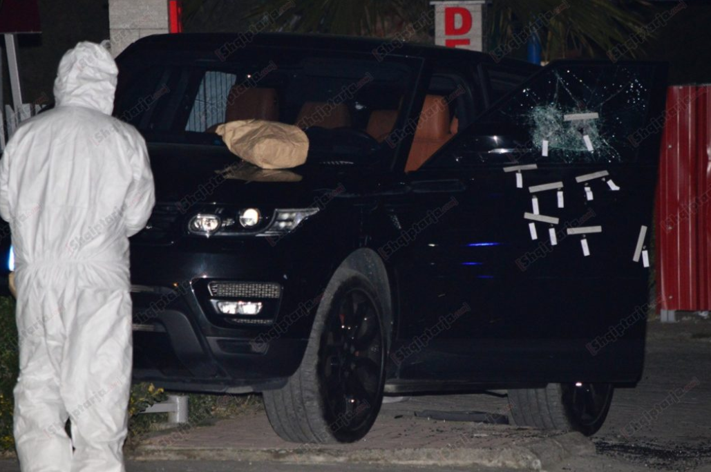 Trei străini cu afaceri în Câmpulung, asasinați. Mașina lor a fost ciuruită de gloanțe