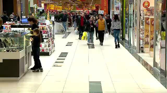 Aglomerație în marile magazine, în ultima zi din an. ”Acum am venit de urgenţă”