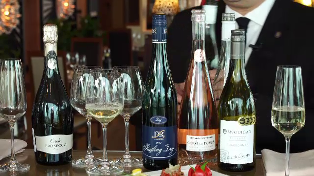 Cum trebuie băut vinul ca să nu dea dureri de cap. Sfaturi pentru Revelion