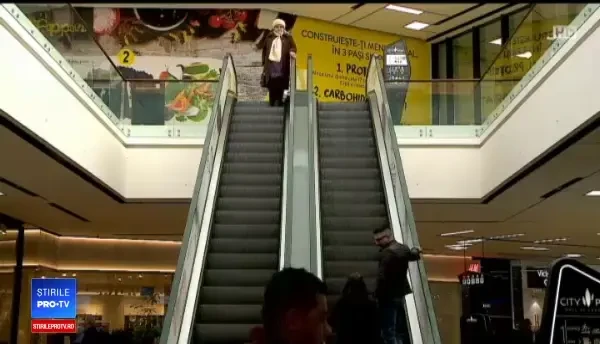 Aglomerație în marile magazine, în ultima zi din an. ”Acum am venit de urgenţă”