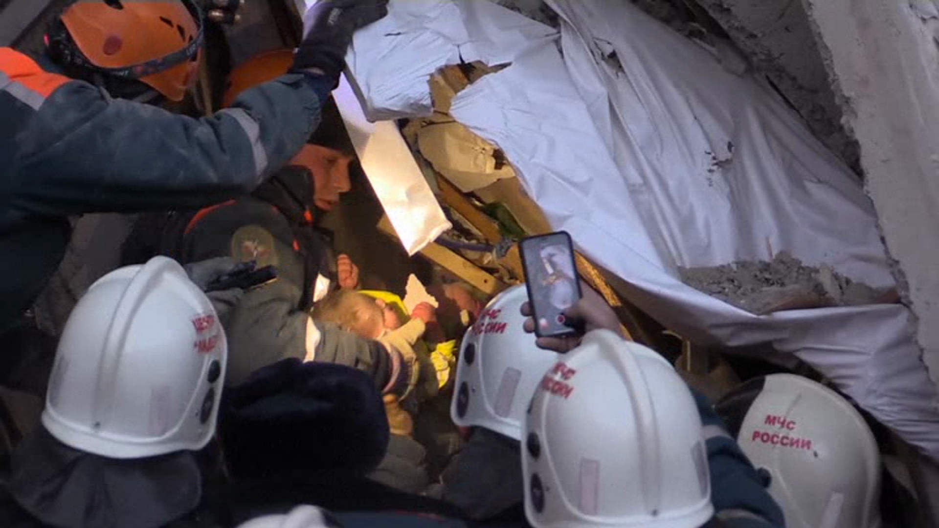 Momentul în care un bebeluș a fost scos în viață de sub dărâmăturile blocului distrus în Rusia