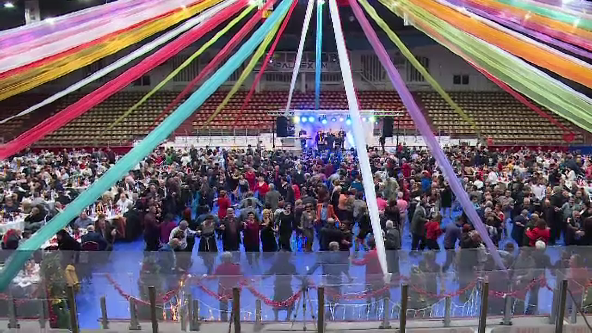 Revelionul pensionarilor la Galați. Prețul unui bilet care a inclus mâncare și distracție