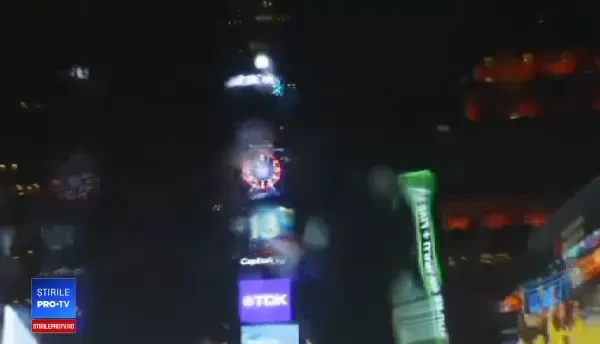 Sute de mii de oameni au numărat secundele până la intrarea în noul an în Times Square din New York