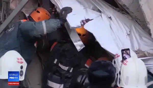 Momentul în care un bebeluș este scos în viață din dărâmături în Rusia