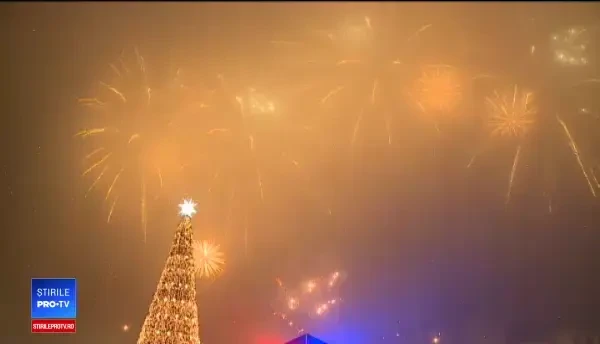 Mii de oameni la Revelionul din Piața Constituției din Capitală. Ploaia de artificii a durat 15 minute