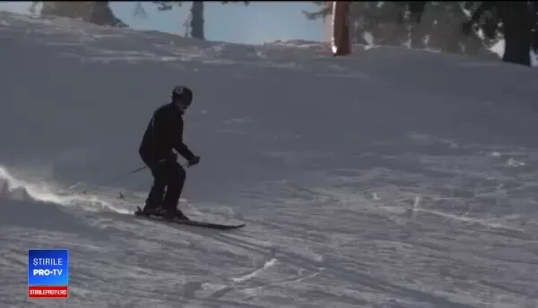 Un bărbat se întoarce de la munte cu omul de zăpadă în mașină. Imagini surprinse în trafic