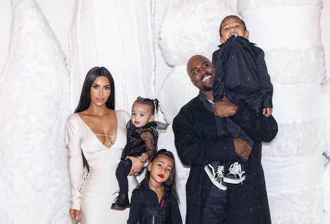 Revista People: Kim Kardashian şi Kanye West aşteaptă al patrulea copil