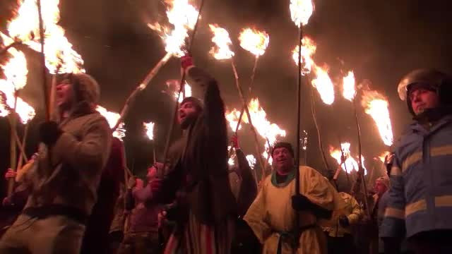 Obiceiul care alungă spiritele rele în județul Bacău. Flăcăii au colindat cu făclii aprinse